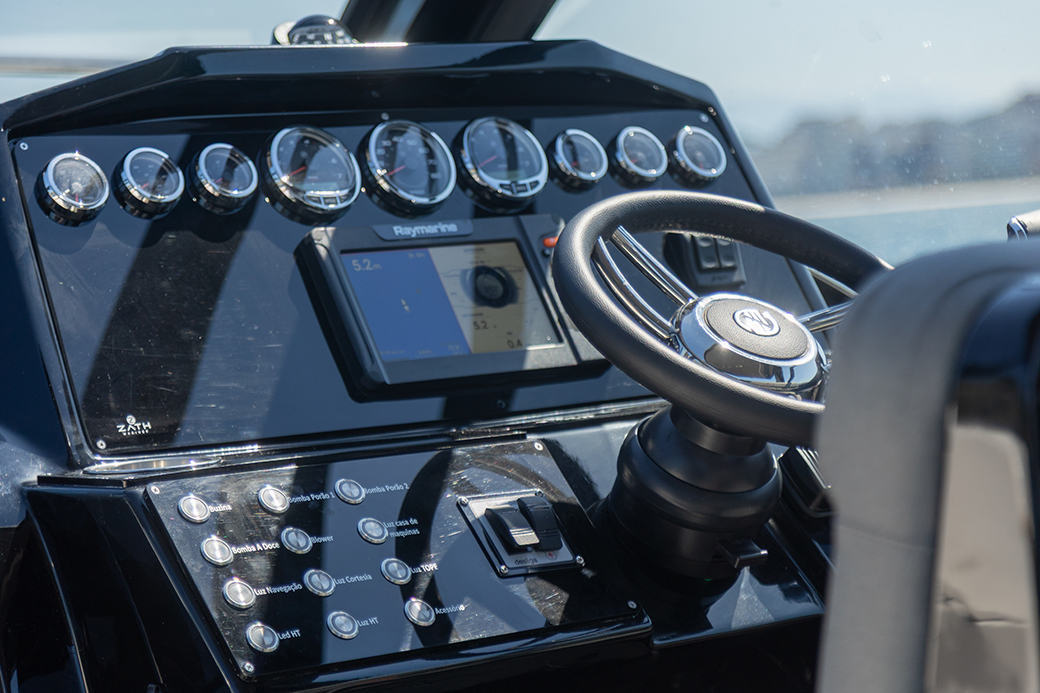 Zath 348 HT Outboard: design europeu, navegabilidade e muito espaço a bordo